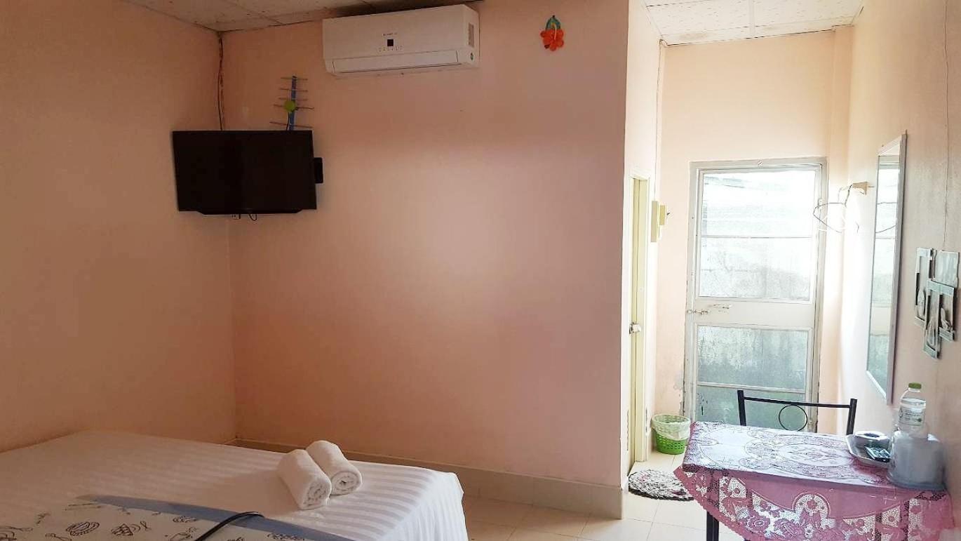 Montra Guesthouse Ранонг Екстериор снимка