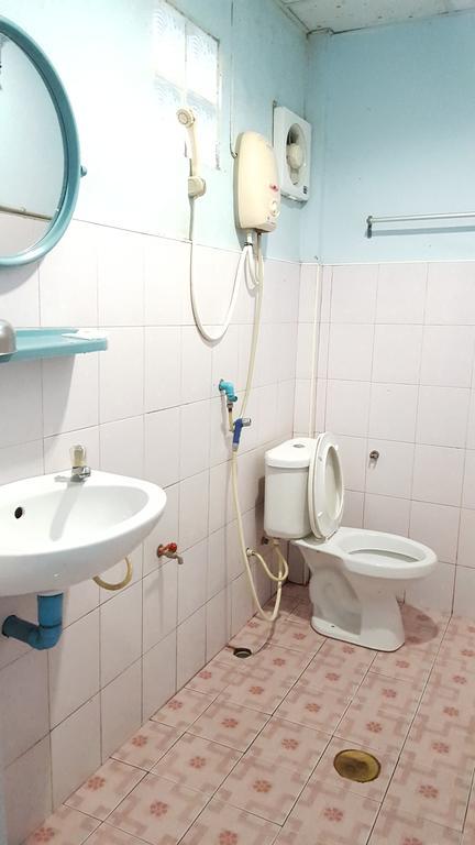Montra Guesthouse Ранонг Екстериор снимка